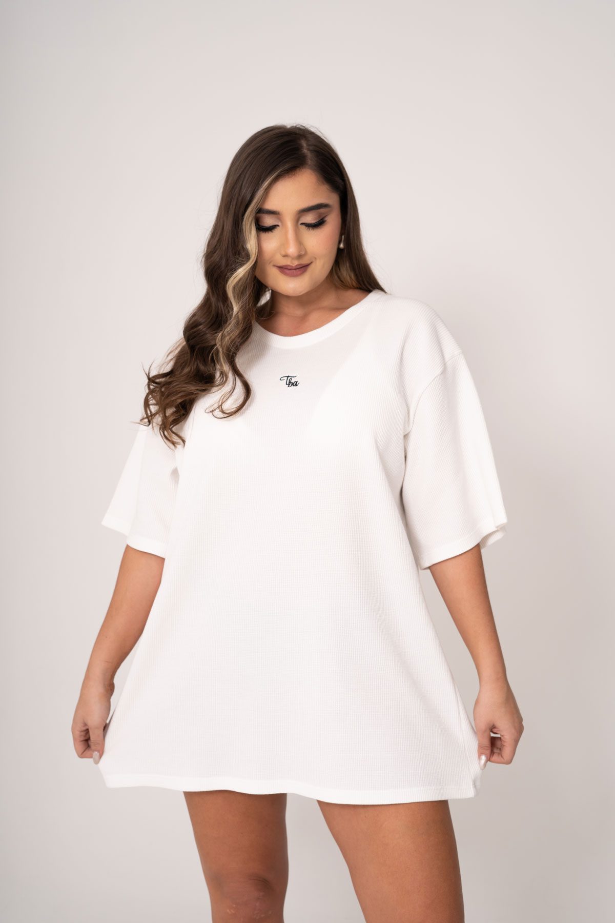 Camiseta oversize de cuello redondo y manga corta, confeccionada en tejido suave con textura acanalada. Ideal para looks casuales y modernos. TABATA ROPA FEMENINA