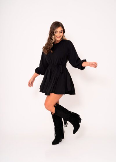 Elegante vestido corto negro con mangas largas, ajuste en la cintura con cinta y falda fluida. Versátil y sofisticado, perfecto para cualquier ocasión. La calidad y estilo de Tabata Ropa Femenina.