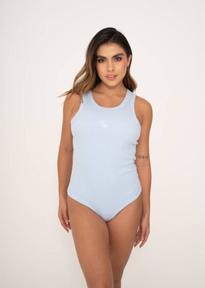 Body básico de cuello redondo y espalda nadador, en tejido elástico acanalado. Cómodo, versátil y esencial para cualquier look.