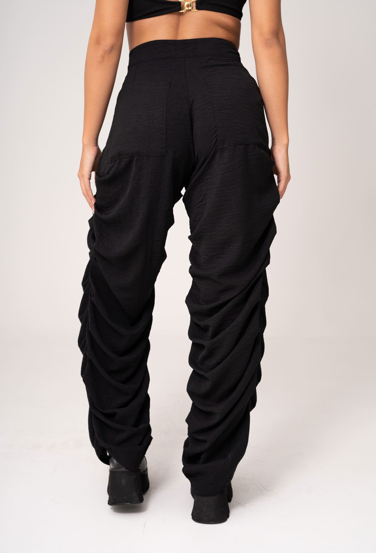 Pantalón de tiro alto con innovador diseño fruncido/recogido en las piernas. Cómodo, moderno y de estilo vanguardista. By Tabata Ropa Femenina