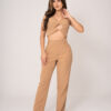 Set de dos piezas que incluye crop top de tirantes con detalle frontal de nudo/cut-out y pantalón de tiro alto con corte recto. Elegante, moderno y versátil.