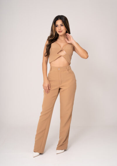 Set de dos piezas que incluye crop top de tirantes con detalle frontal de nudo/cut-out y pantalón de tiro alto con corte recto. Elegante, moderno y versátil.